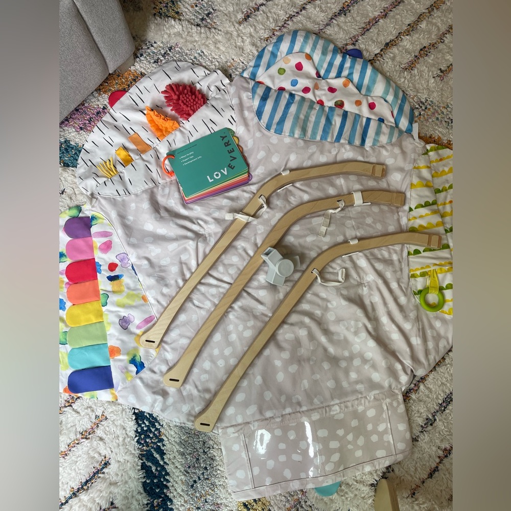LIKE NEW! LovEvery Playmat/Play Gym with Play Guide + Tent